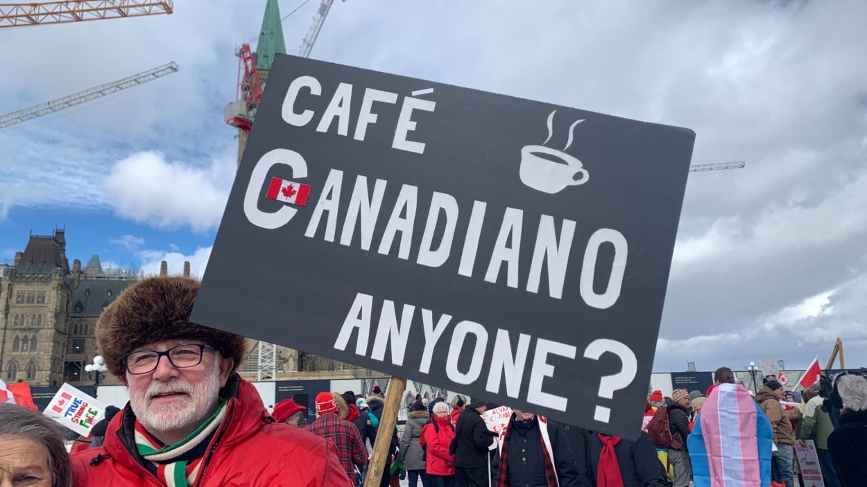 Une personne brandit une pancarte.