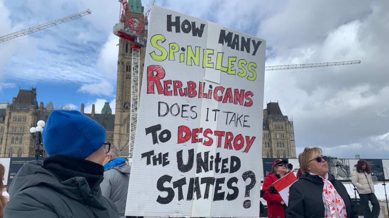 Une personne brandit une pancarte.