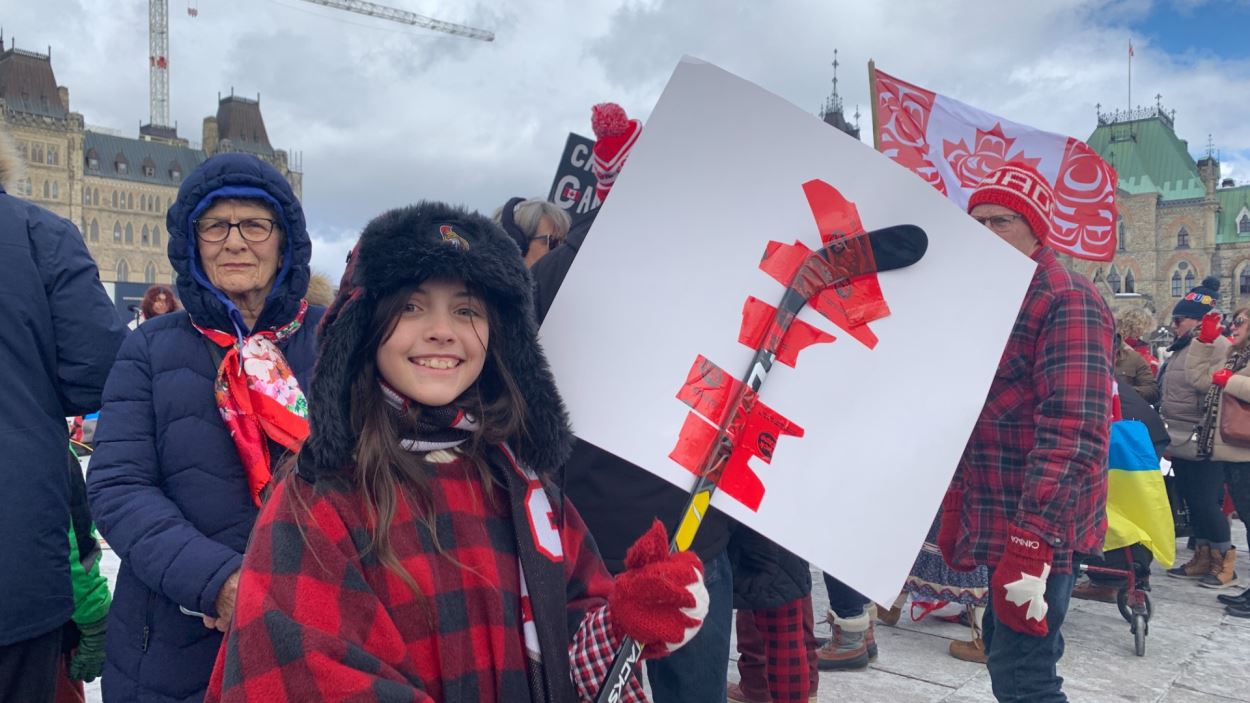 Une personne brandit une pancarte.