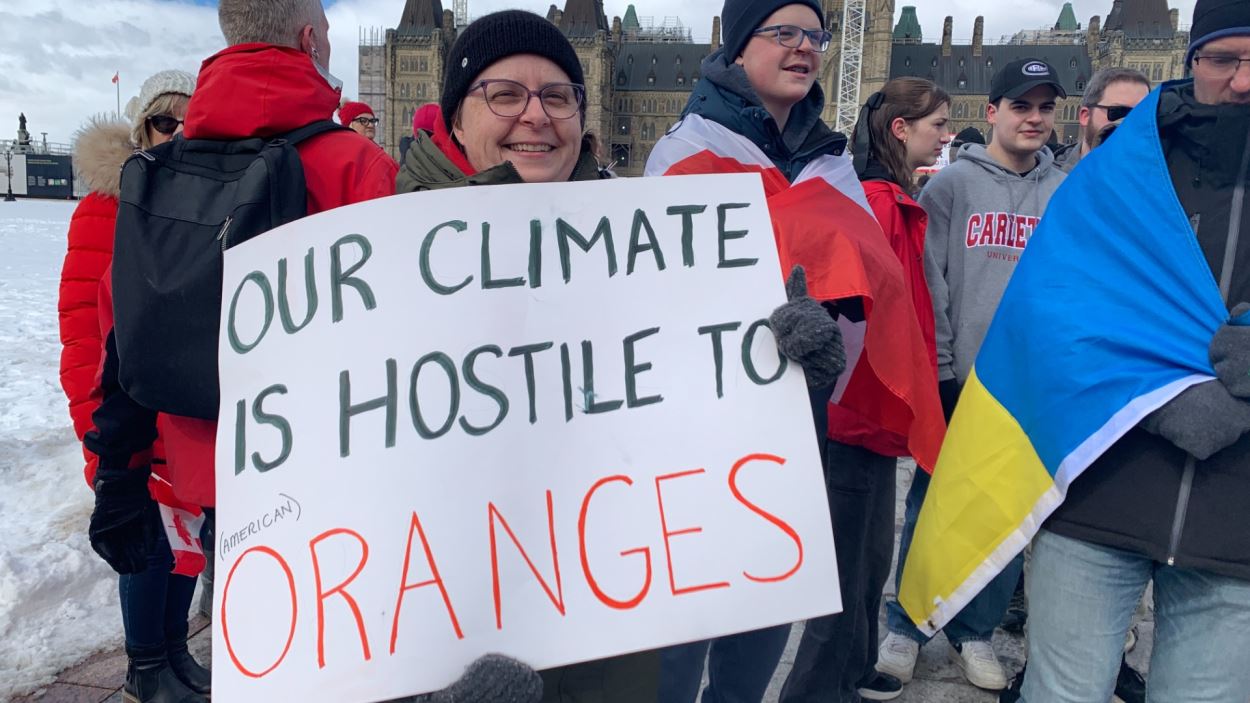 Une personne brandit une pancarte.