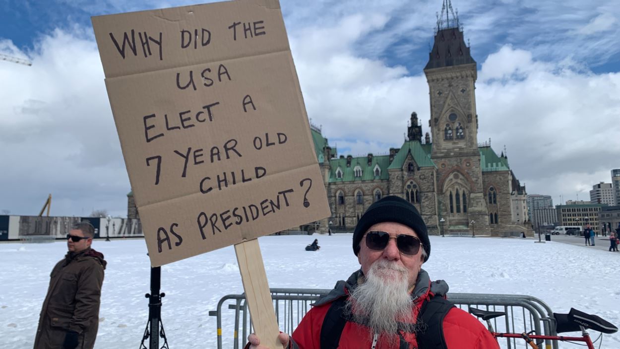 Une personne brandit une pancarte.