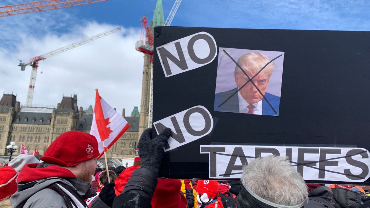 Une personne brandit une pancarte.