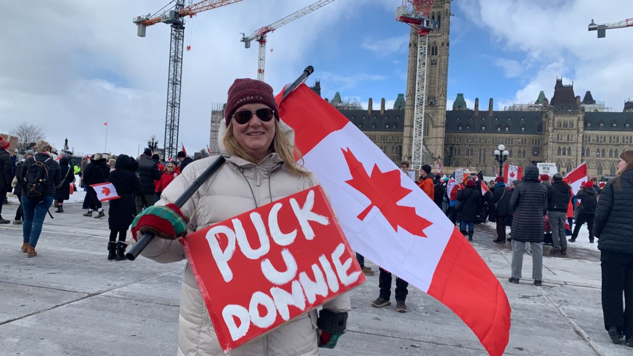 Une personne brandit une pancarte.