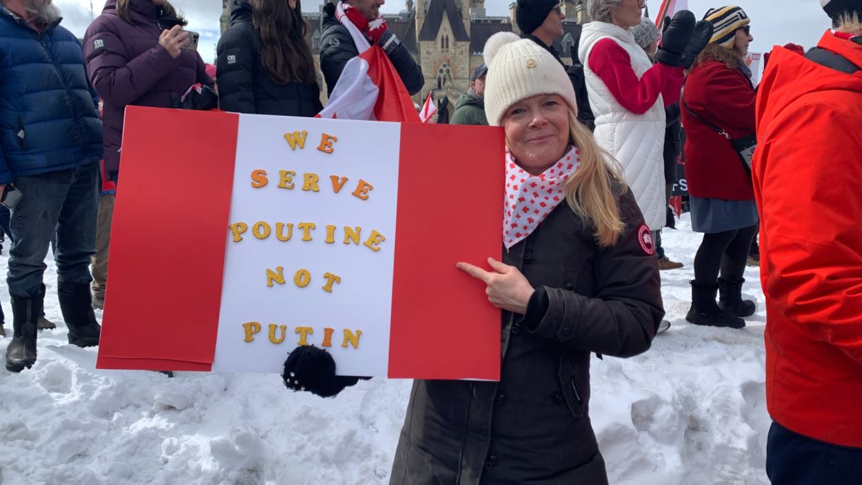 Une personne brandit une pancarte.