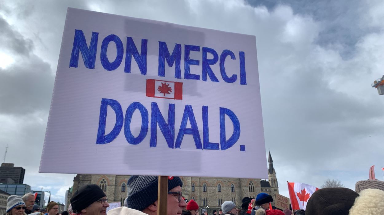 Une personne brandit une pancarte.