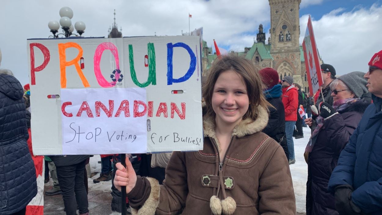 Une personne brandit une pancarte.