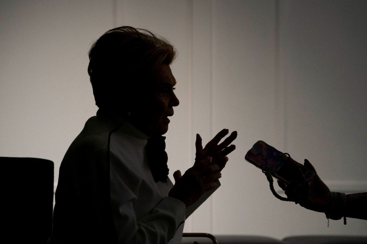 L'ombre de Janette Bertrand, photographiée en train d'être interviewée, avec un téléphone intelligent devant son visage.