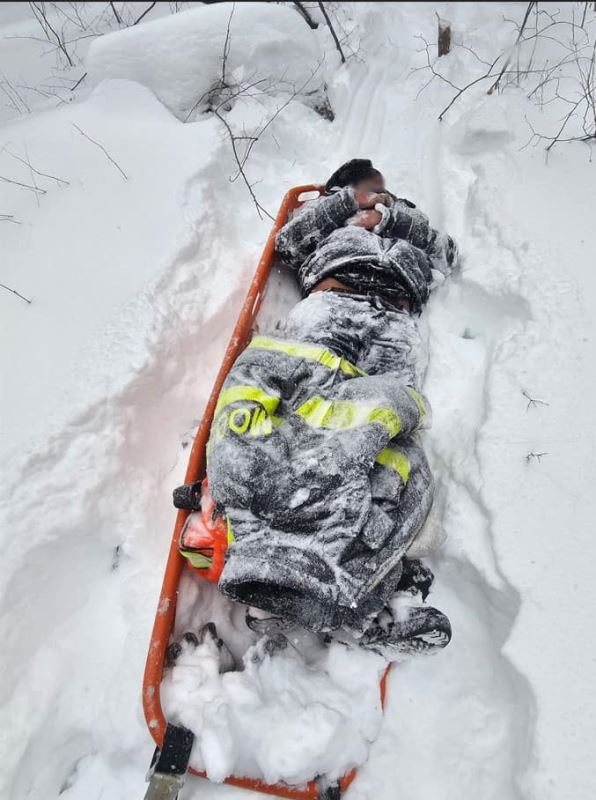 Des migrants sur une civière