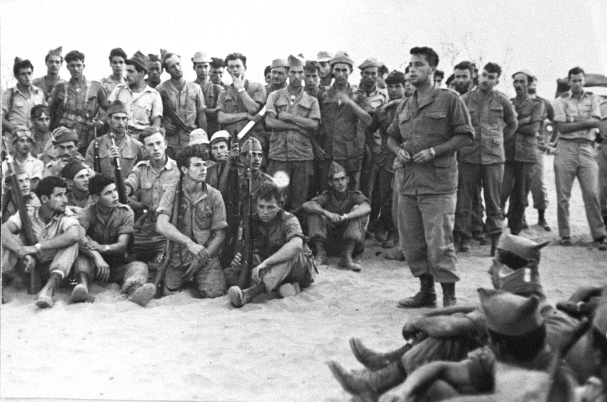 (28 novembre 1973) Pendant la guerre du Kippour,  le général israélien Ariel Sharon, commandant du front ouest du canal de Suez, donne des instructions à ses troupes.