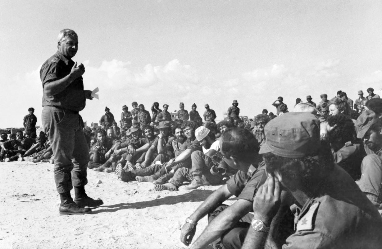 (30 août 1955) Ariel Sharon donne des directives à son unité de commandement 101, avant de partir pour une mission dans la ville de Khan Younès, dans la bande de Gaza. 