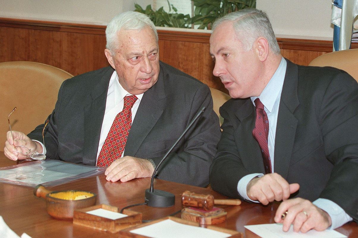 (19 novembre 1998) Le premier ministre israélien de l’époque Benyamin Nétanyahou discute avec son ministre des Affaires étrangères, Ariel Sharon.