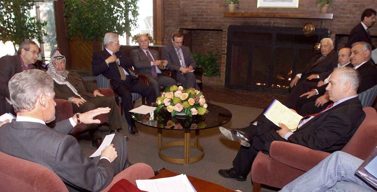 (22 octobre 1998) Sous l’invitation du président américain Bill Clinton, le leader palestinien Yasser Arafat et le premier ministre Ariel Sharon reprennent les négociations du processus de paix, trois ans après l’assassinat de Yitzhak Rabin. 