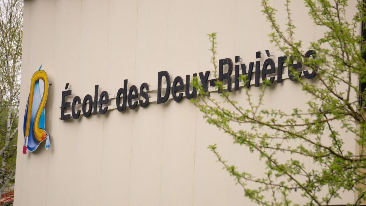 La façade de l'école des Deux-Rivières.