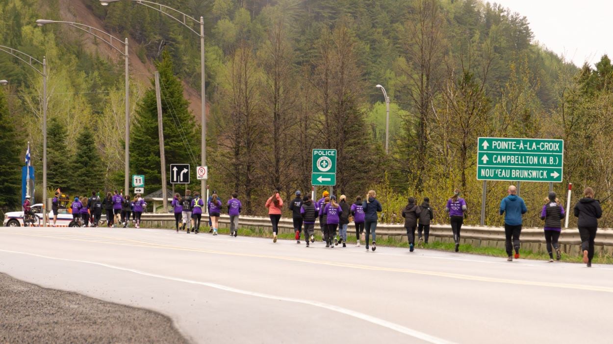 Des jeunes courent sur le côté de la route dans la Baie-des-Chaleurs.