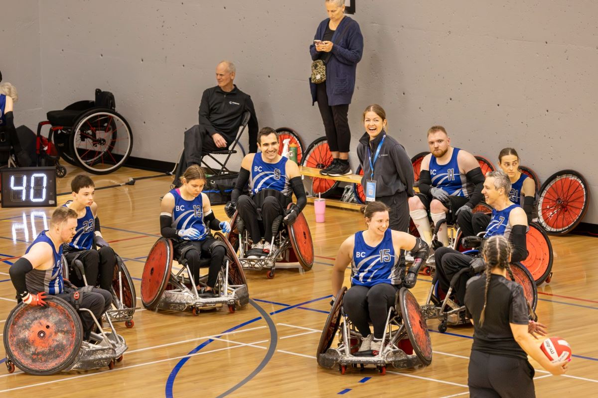 Des joueurs et joueuses de la Colombie-Britannique sourient après un match.