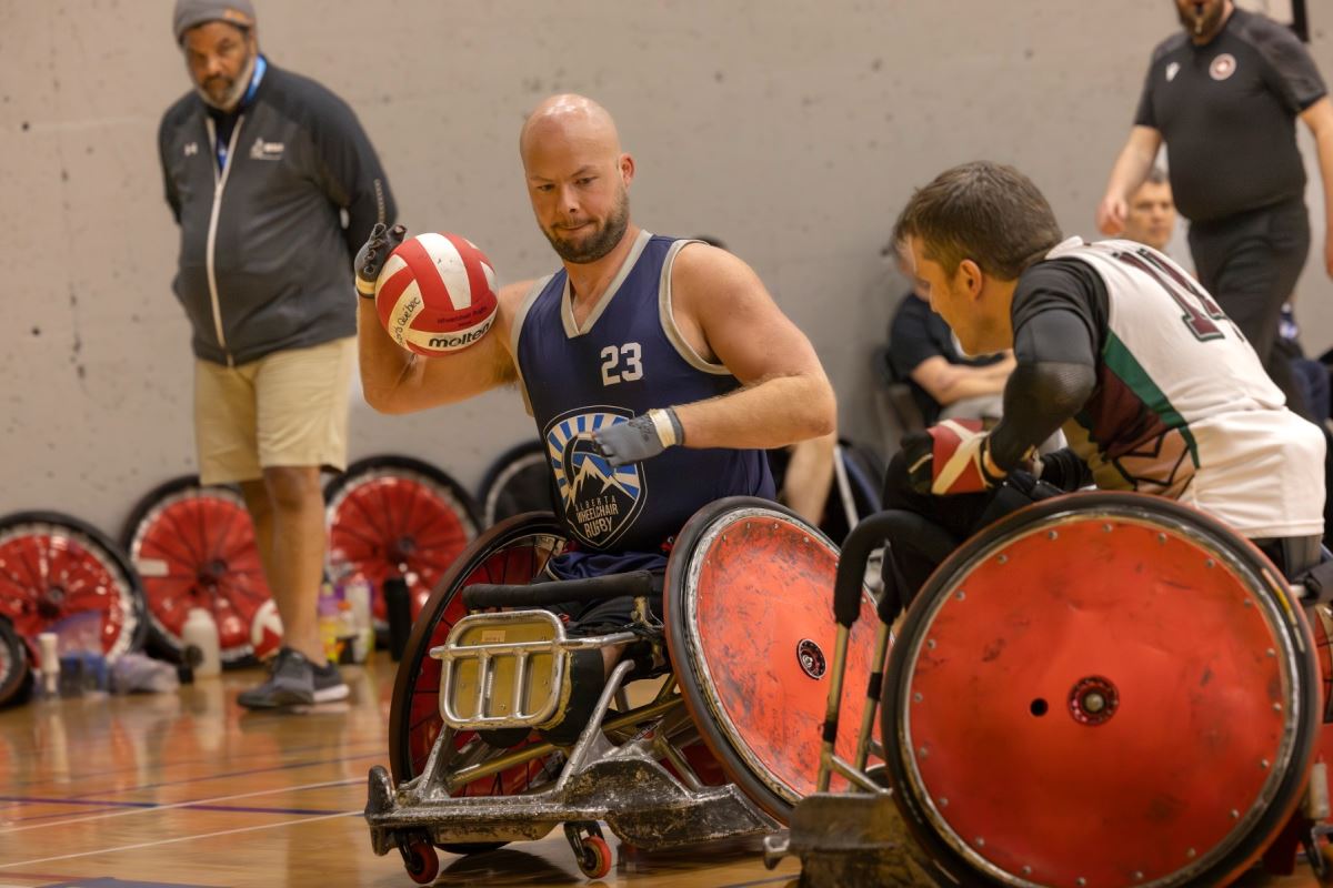 Il transporte le ballon.