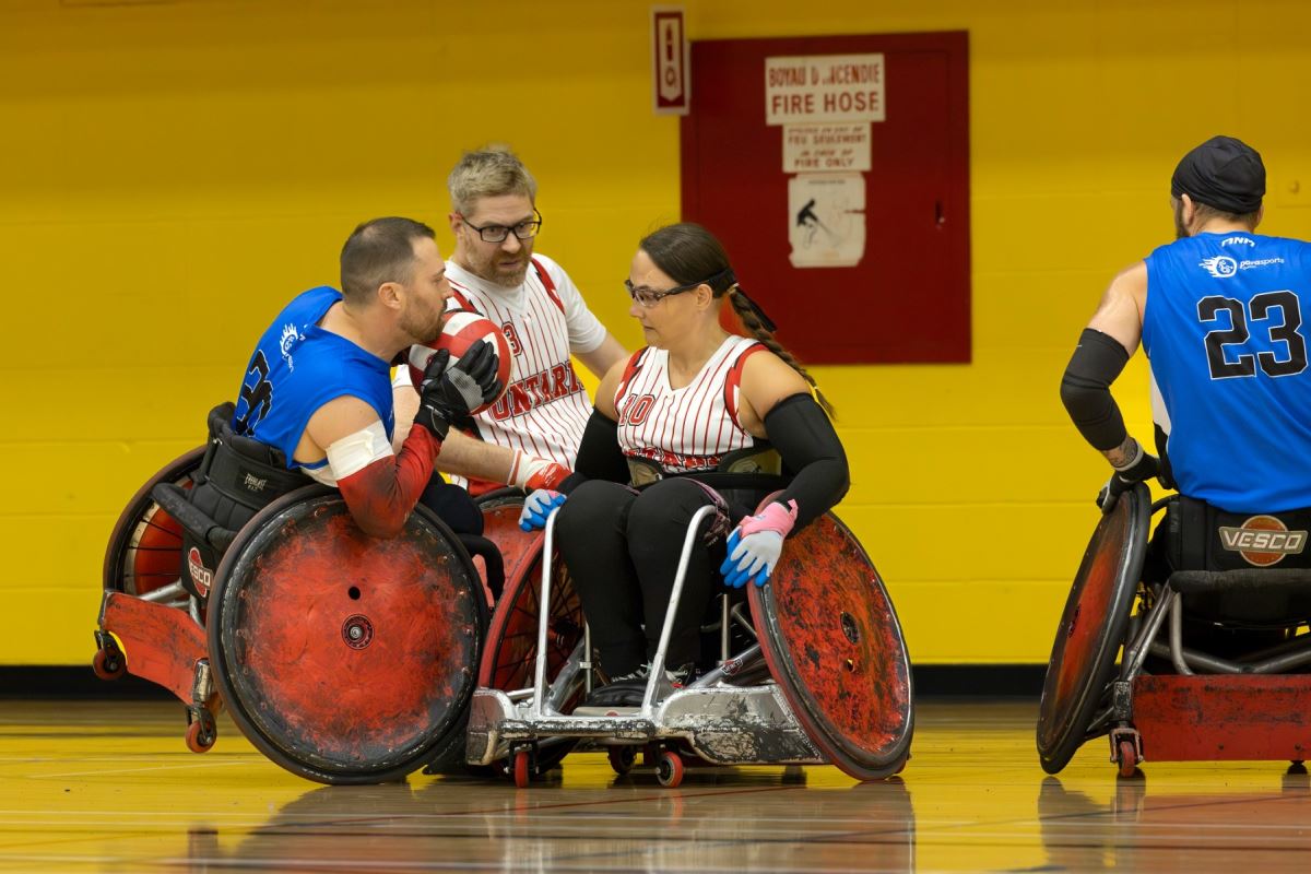 Un joueur tente de déjouer une adversaire avec le ballon.