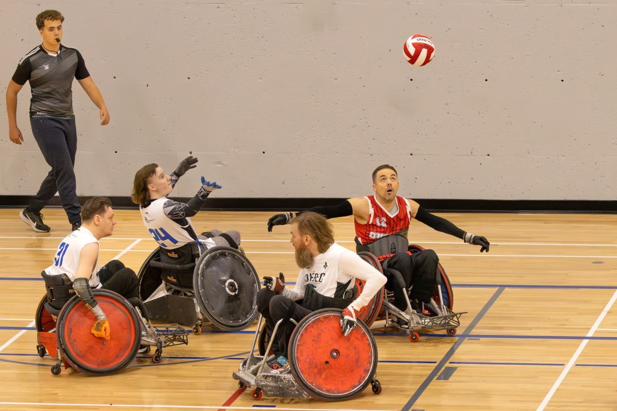 Il regarde un ballon voler dans les airs.