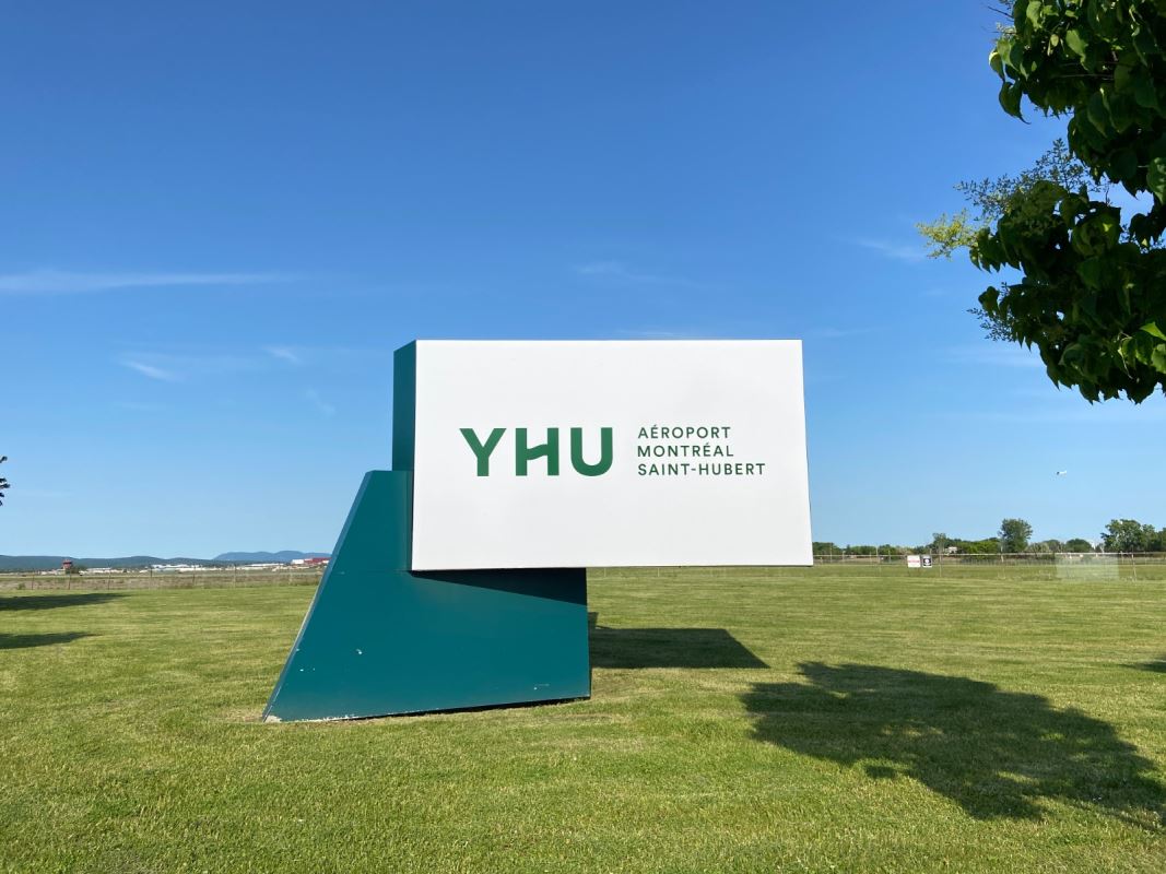 Panneau de signalisaiton. لافتة.