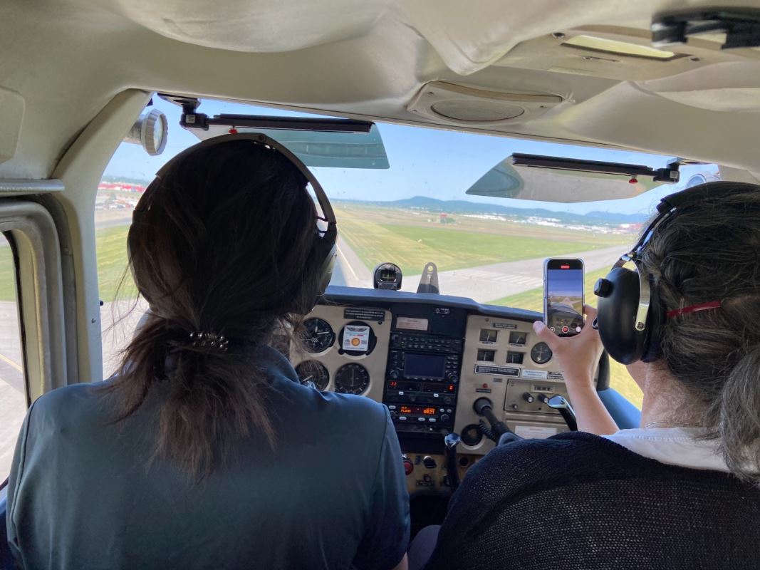 Deux femmes dans le cockpit d'un avion. امرأتان داخل قمرة قيادة طائرة.