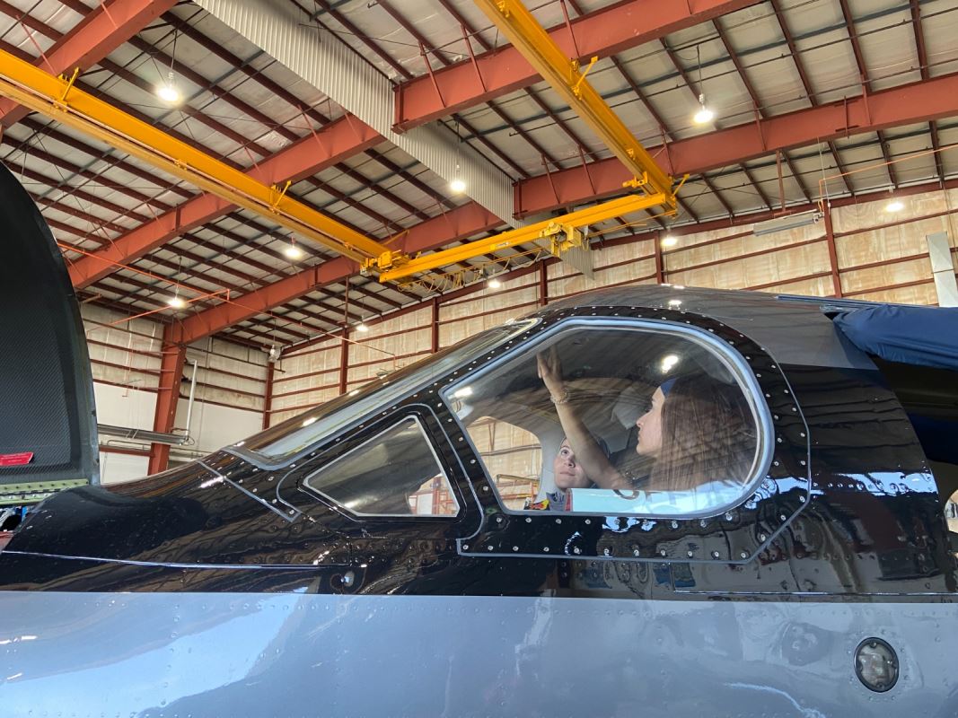 Vue extérieure d'un cockpit. منظر خارجي لقمرة قيادة طائرة.