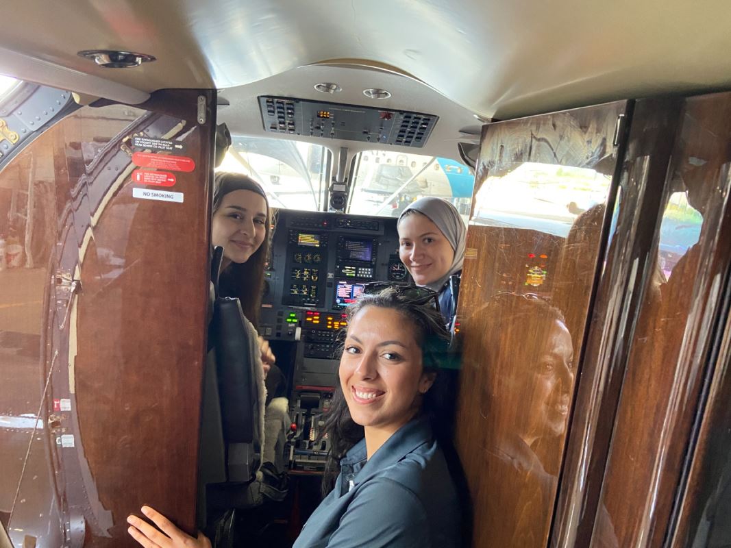 Des femmes dans le cockpit. نساء في قمرة القيادة.