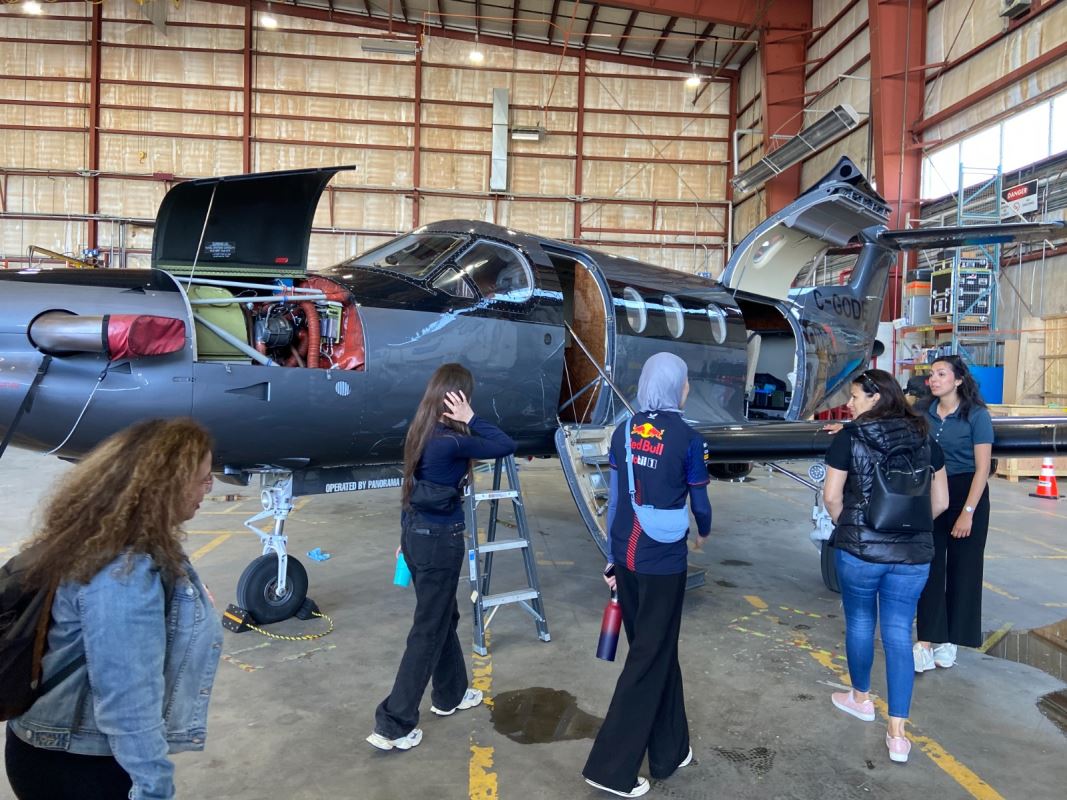Des femmes devant un avion. نساء أمام طائرة.