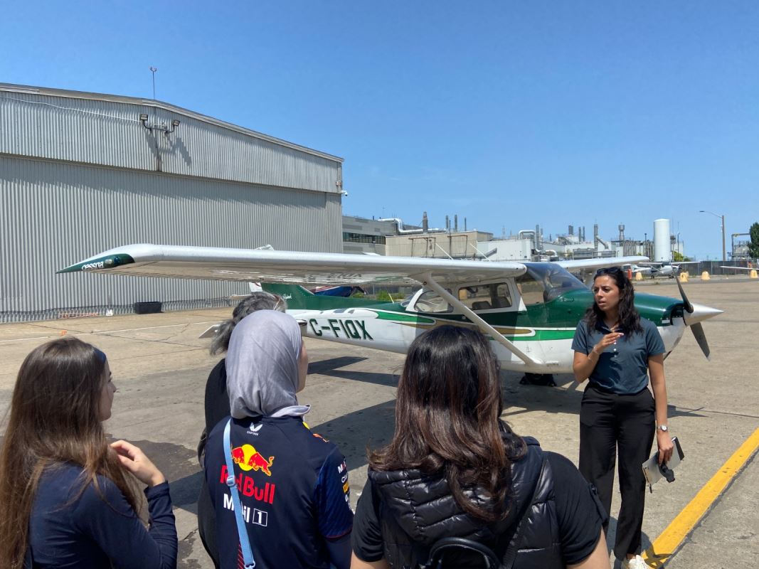 Des femmes devant un avion. نساء أمام طائرة.
