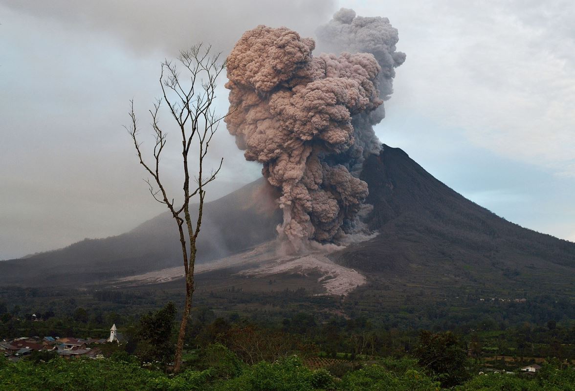 Indonésie: l'éruption du volcan Sinabung fait de nouveaux déplacés