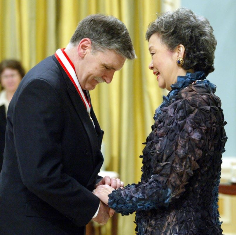 La gouverneure générale du Canada Adrienne Clarkson présente le nouvel officier de l'Ordre du Canada Roméo Dallaire lors de la cérémonie d'investiture à Ottawa le 9 mai 2003.