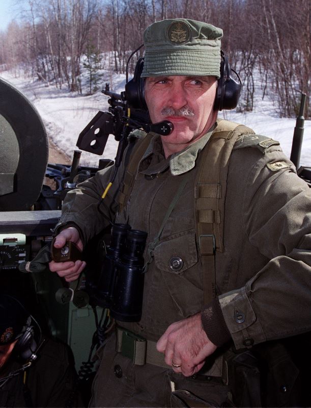 Le brigadier général Roméo Dallaire supervise ses troupes le 5 avril 1993 à Valcartier, au Québec. Les soldats se préparent à une mission de l'ONU en ex-Yougoslavie.