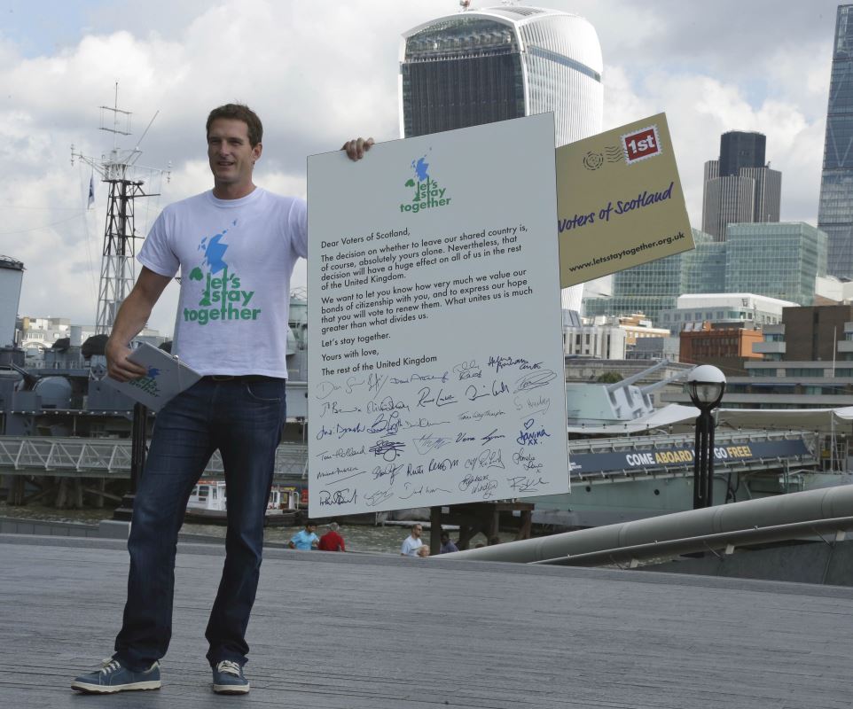 Le présentateur de télévision britannique Dan Snow présente aux électeurs écossais une lettre de la campagne "Let's Stay Together" pour leur demander de voter contre l'indépendance. Photo prise à Londres le 7 août 2014.