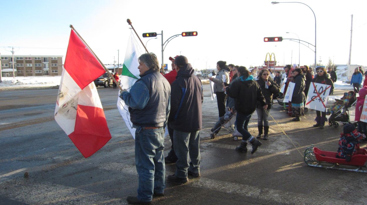 Les manifestants marchent sur le boulevard Laure à Sept-Îles
