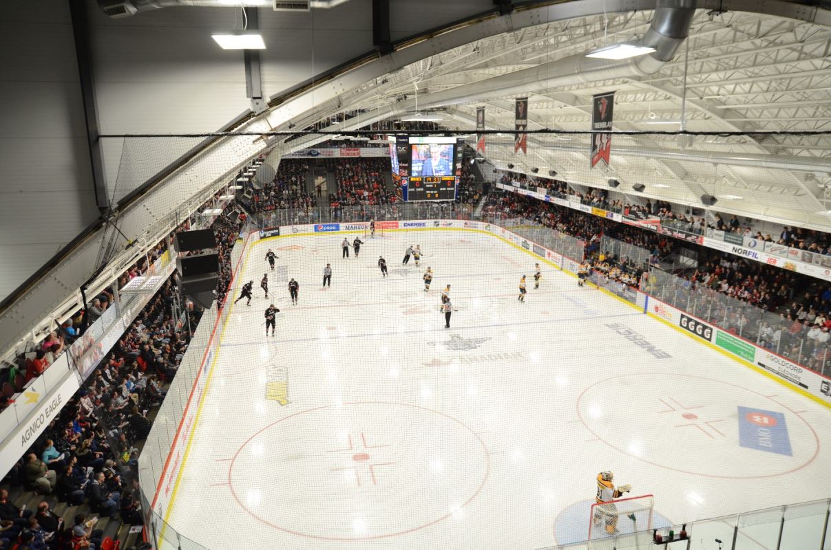 Les Huskies remportent le premier match de la série contre les ...