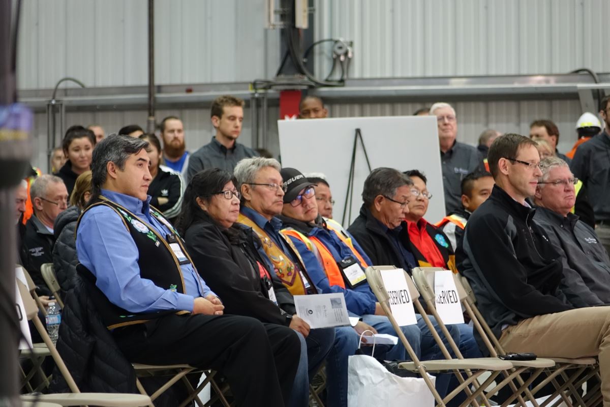 De nombreux chefs autochtones des communautés des Territoires du Nord-Ouest ont participé à l'ouverture officielle de la mine Gahcho Kué.