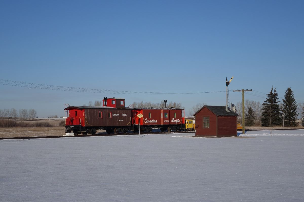 Une locomotive du Canadien Pacifique avec un batiment ferroviaire au parc privé Champion.