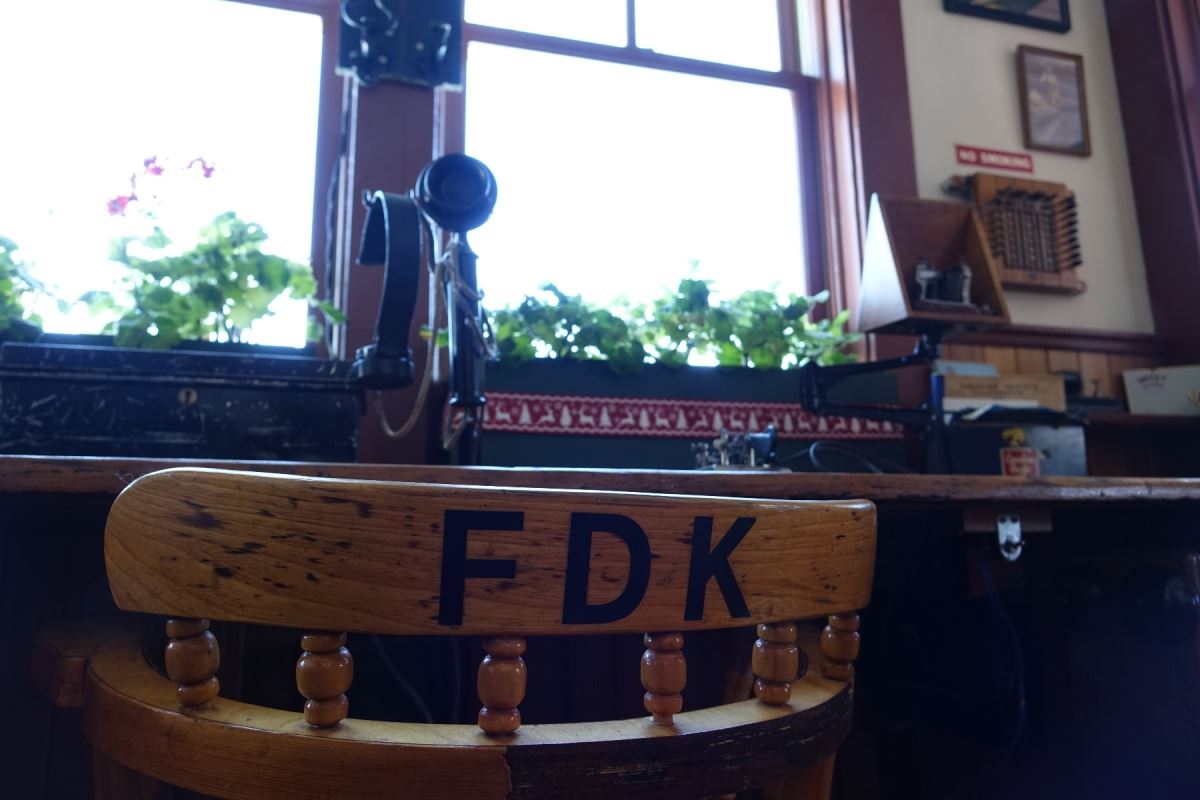La chaise aux initiales FDK.