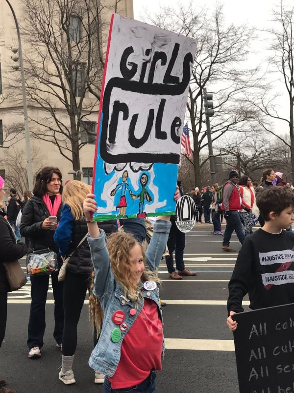 Une fillette tient une pancarte dans les rues de Washington.