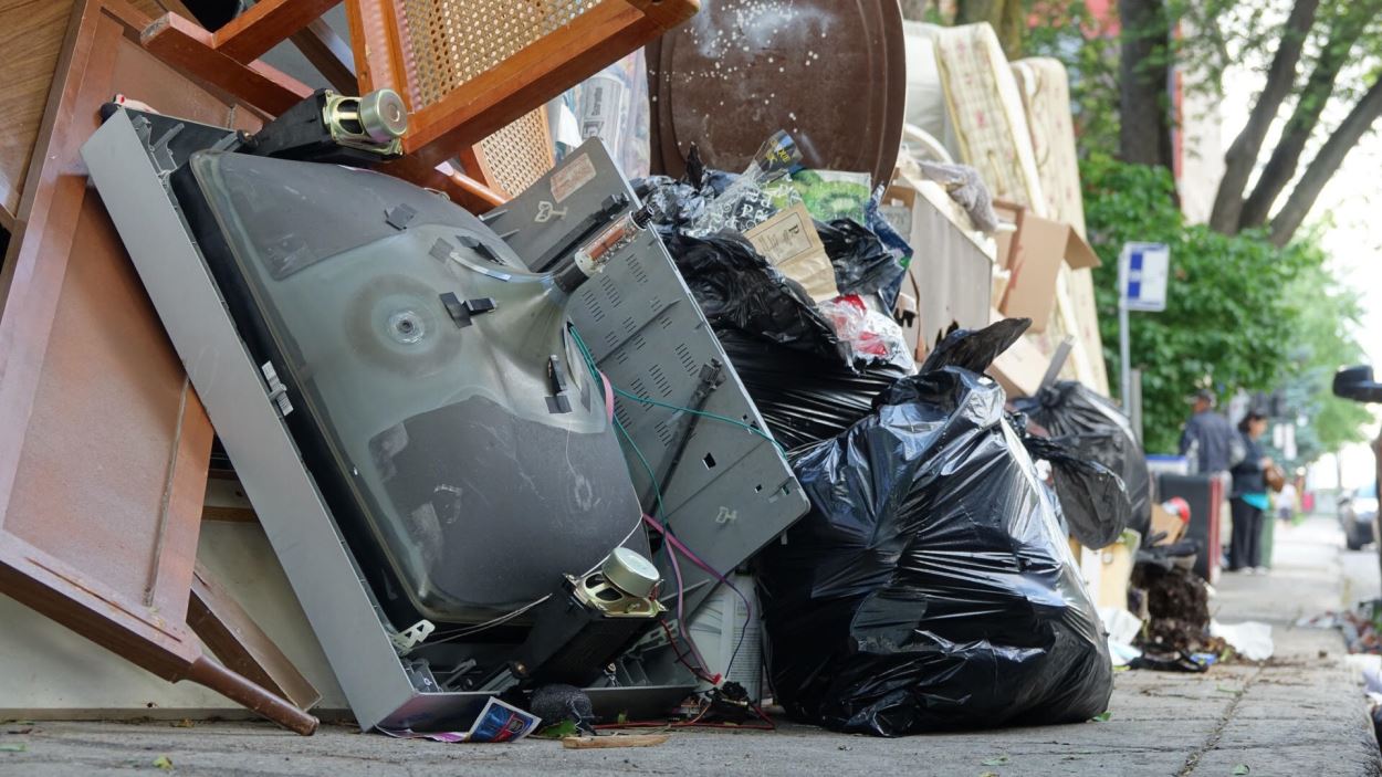 Déménagements des tonnes de déchets à Montréal RadioCanada